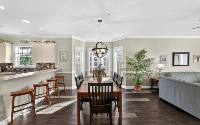 Magnolia Pointe Luster Leaf 4825-301