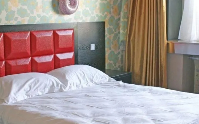 Jiutian Fashion Hotel (Zhengzhou Dashi Bridge)