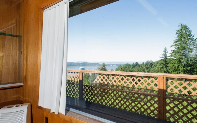 Bay View Retreat for 21 Guests 5 Br home by RedAwning