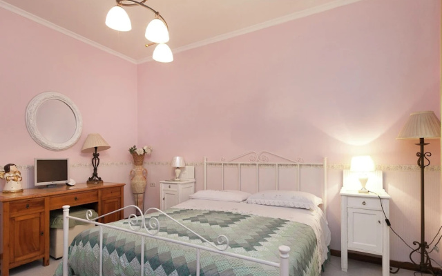 Cosy Holiday Home in Pompei with Garden