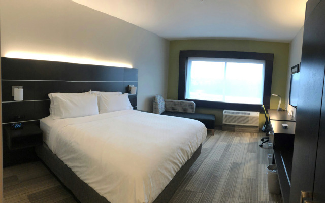 Holiday Inn Express & Suites Warrensburg North by IHG