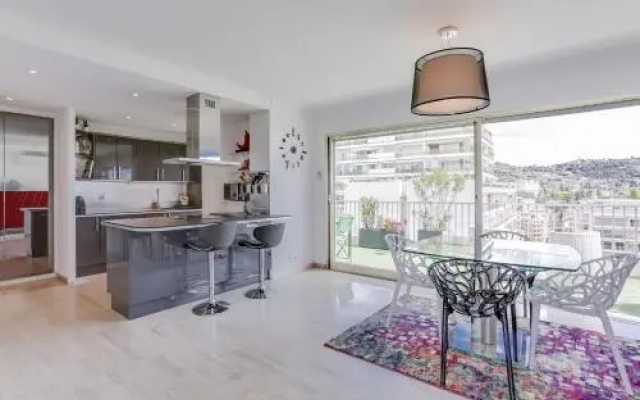 Wonderful fully renovated 2BR on the last floor.