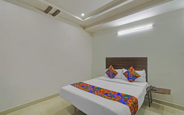Fabhotel White House Leo
