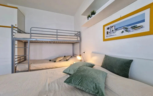 Luminous one Bedroom Flat With Side sea View