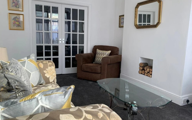 Immaculate 4-Bed House In Blackpool