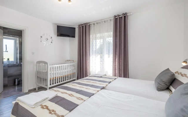 Awesome Home in Fuzine with Hot Tub, WiFi & 3 Bedrooms