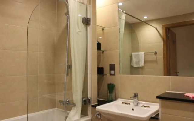 Stylish 3 Bed 2 Bath Apartment Hyde Park