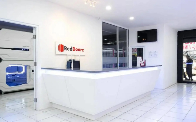 RedDoorz Hostel near Taman Puring