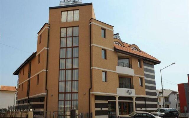 Hotel Plaza Равда вид на фасад
