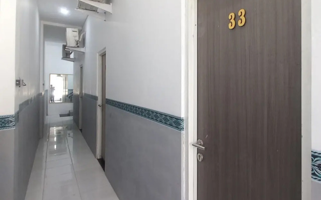 RedDoorz @Deluxe Hotel near Terminal Purabaya Bungurasih