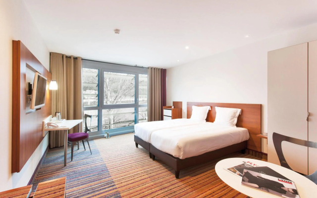 Отель Spark by Hilton Lyon Ouest