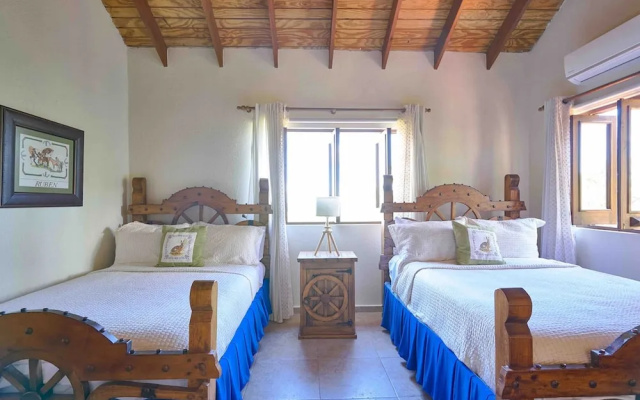 4BR Wood Mountain Villa Jarabacoa Heated Pool