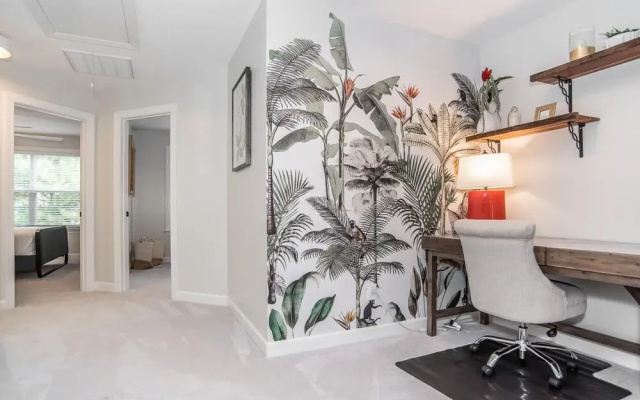 Luxury Three Bedroom Townhome Near Cary