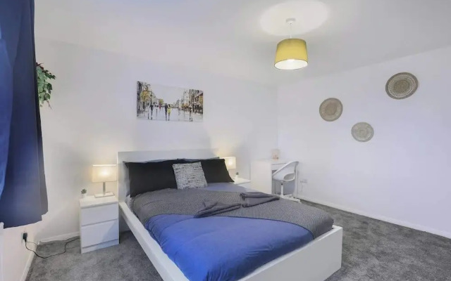 Spacious 4 Bedroom House With Parking