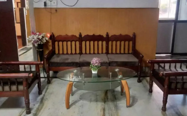 OYO HOME 70100 The Wood Inn