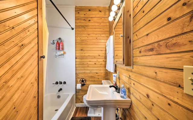 Pet-friendly Cody Home - Walk to Main Street!