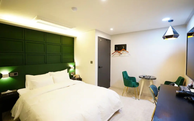 Saturn Hotel