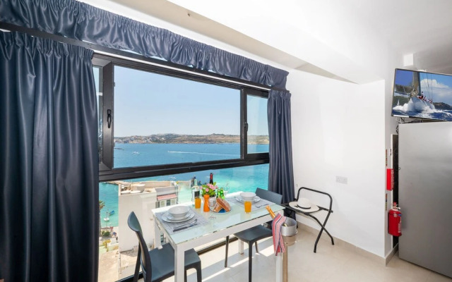 Islet Promenade Studio with Hot Tub and Panoramic Sea Views by GetawaysMalta