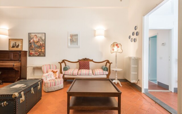 Pitti Large Apartment With Balcony