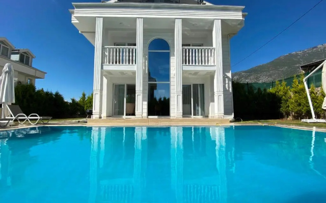Villa White House
