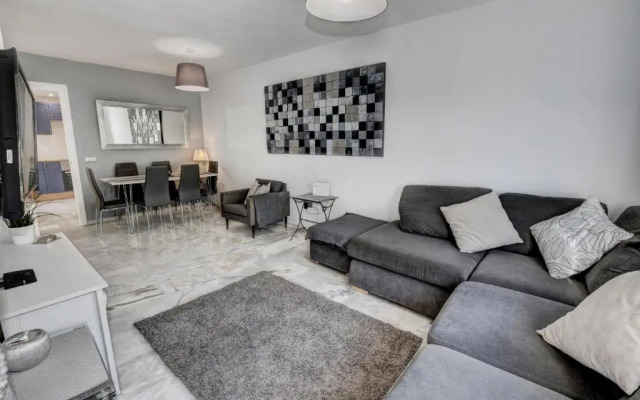 TIMON II, Luxury 3 bedroom Beachside Apartment