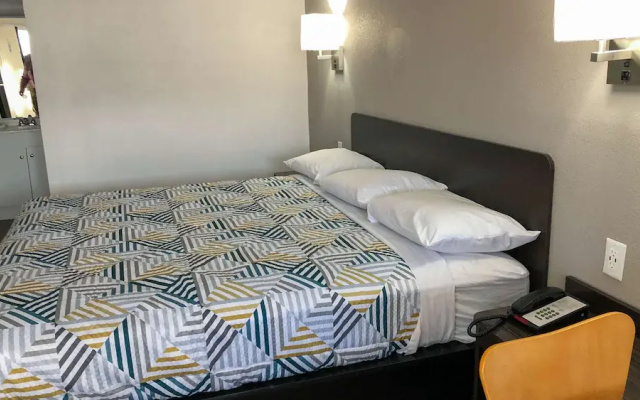 Motel 6 Columbus, OH - Quarter Horse