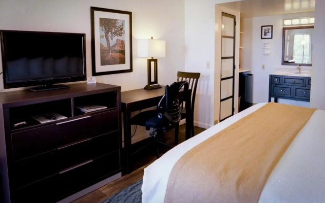 Pines Inn & Suites