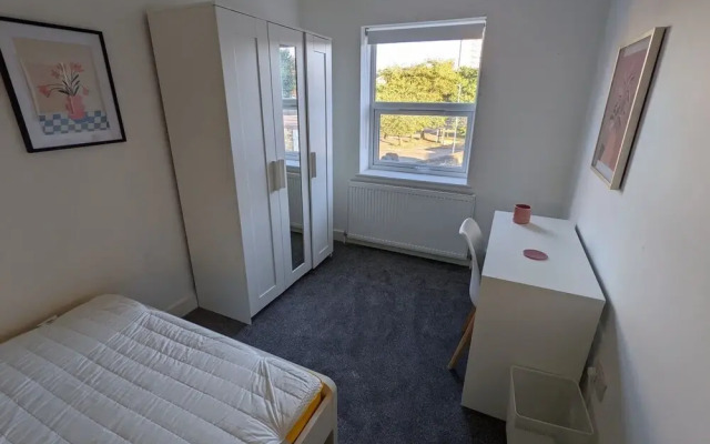 Beautiful and Spacious 4 Bedroom Home Armley Leeds