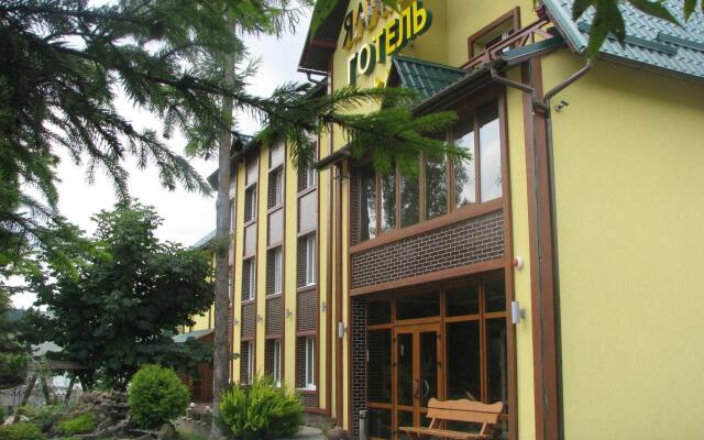Yalynka Hotel Волосянка вид на фасад
