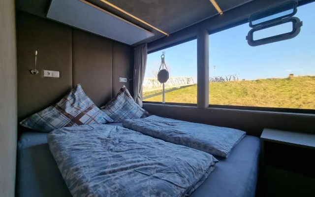 Luxe huisboot met 6 slaapplaatsen en airco in Limburg