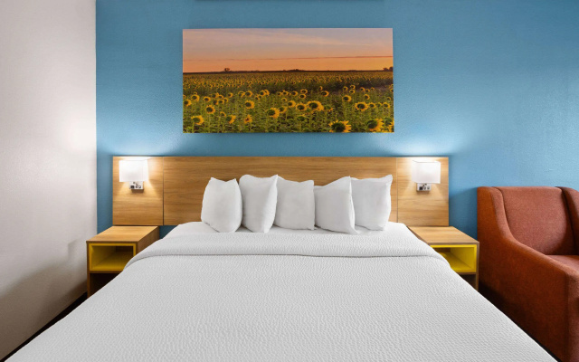 Days Inn & Suites by Wyndham Northwest Indianapolis