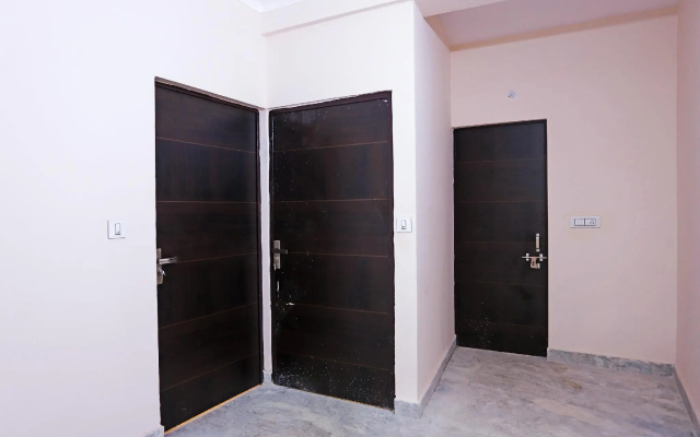 Collection O 48359 Lal Residency