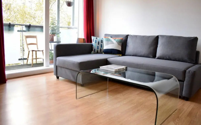Modern 1 Bedroom Apartment With Balcony