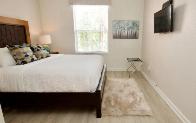 Lake View Treasure 2 Bedroom Condo by Redawning