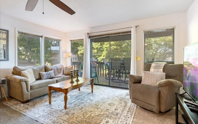 Lakefront Bungalow Near Margaritaville