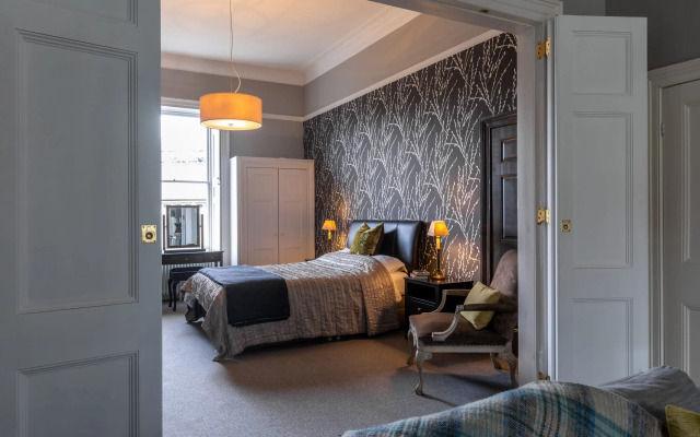 Spacious, Light-filled Period Apartment - Central Bath