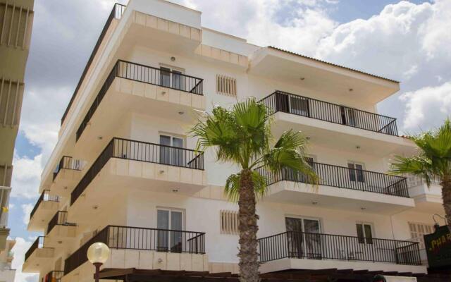 Отель Apartamentos Charly's Can Picafort вид на фасад