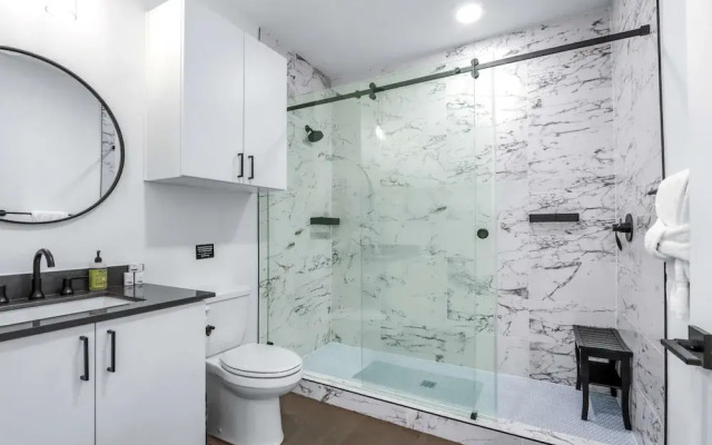 Chic Condo Minutes to Downtown, Gruene, & More