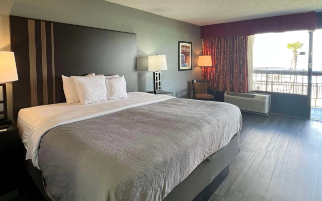 Quality Inn & Suites Gulf Breeze Bayside near Pensacola Beach