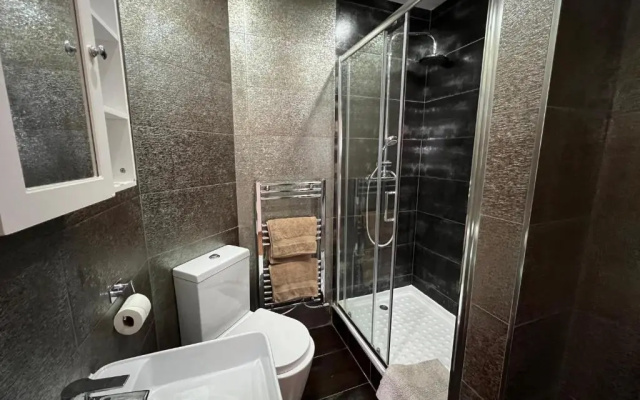 Castle Quarter Apartment with Free on site Parking