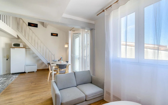 Quiet Duplex - Private Garage - Close to Transport