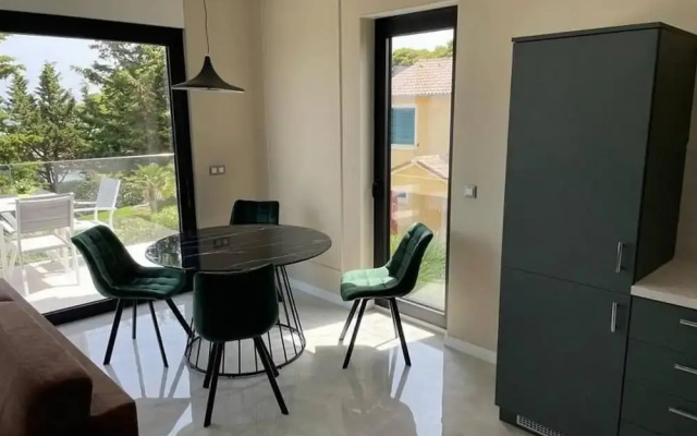 Charming One-bedroom Apartment in Ugljan