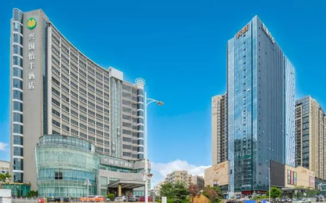 Yifeng Hotel (Shenzhen Bao'an International Airport Xingwei Metro Station)