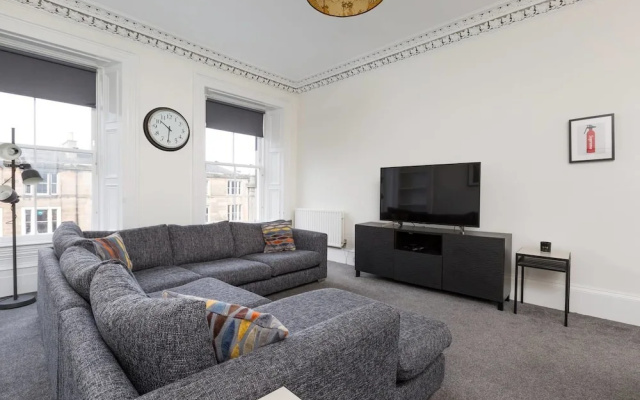Elegant 3 Bedroom Central Apartment W/Castle View
