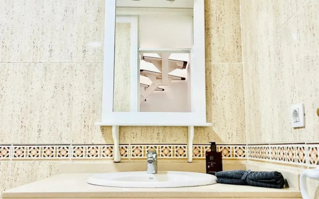 Spacious 2 BR Golden Apartment