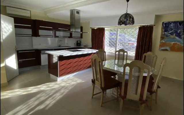 SPACIEUX VILLA APPARTEMENT, JARDIN et PISCINE PRIVE