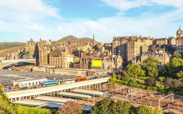 Flat On Royal Mile Near Castle