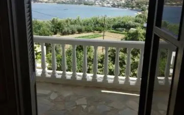 Akrogiali Rooms & Studios