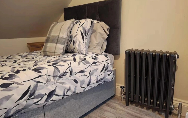House Sleeps 12 With Parking and Garden