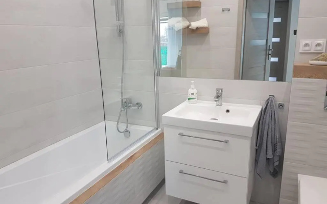 Komfortowy Nowoczesny Apartament Kustronia z Garażem Balkonem Wanną